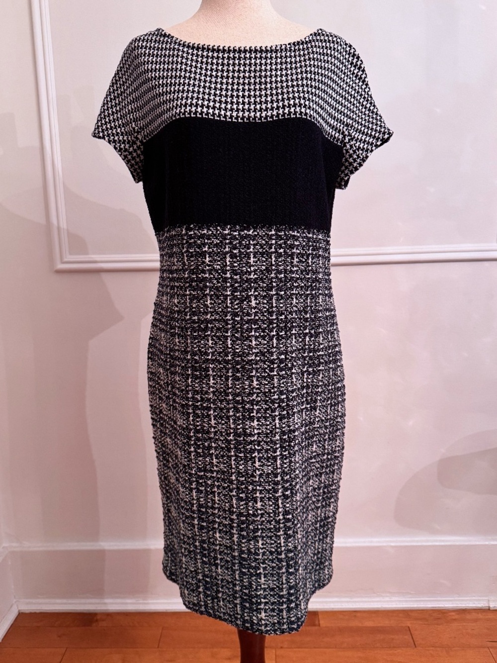 St. John Houndstooth Tweed Colorblock Knit Sheath Dress Size 8